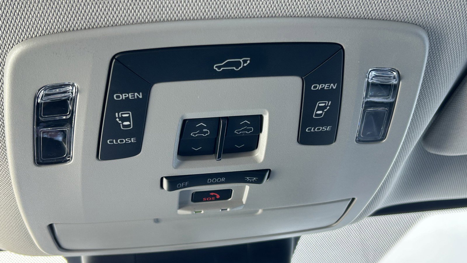 Used 2025 Toyota Sienna XLE w/ XLE Plus Package image 34