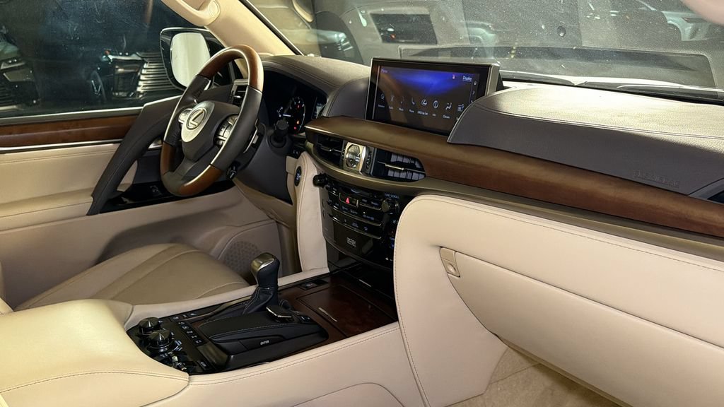 Used 2021 Lexus LX 570 4WD w/ Luxury Package image 11