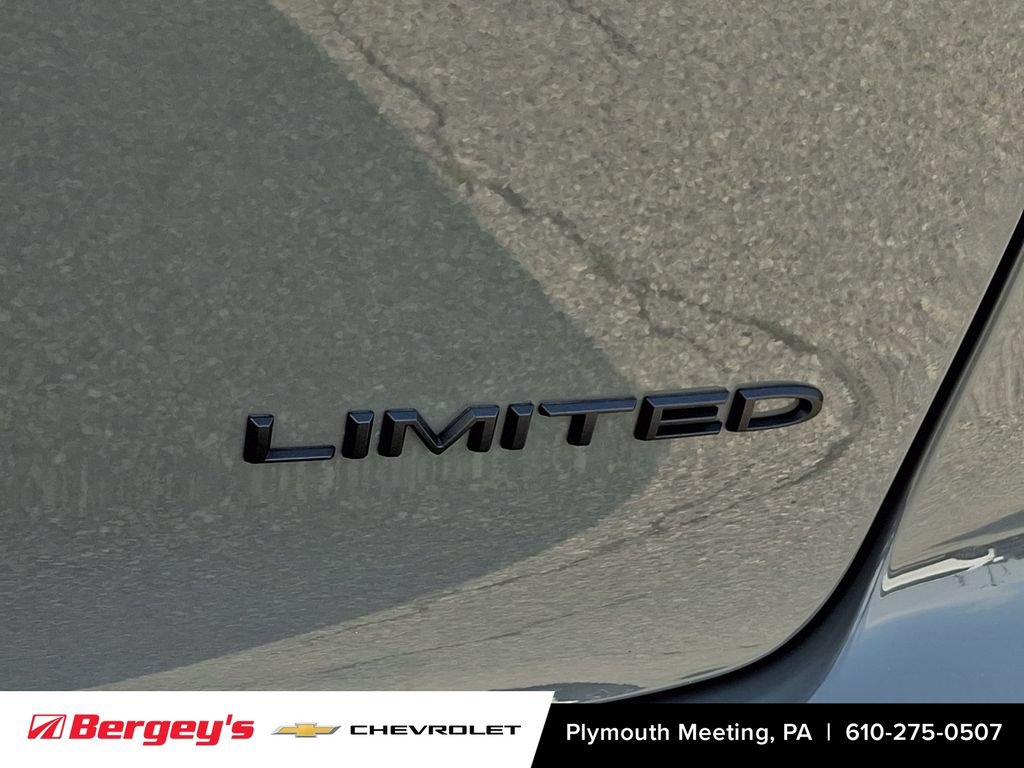 Used 2025 Chrysler Pacifica Limited FWD image 35