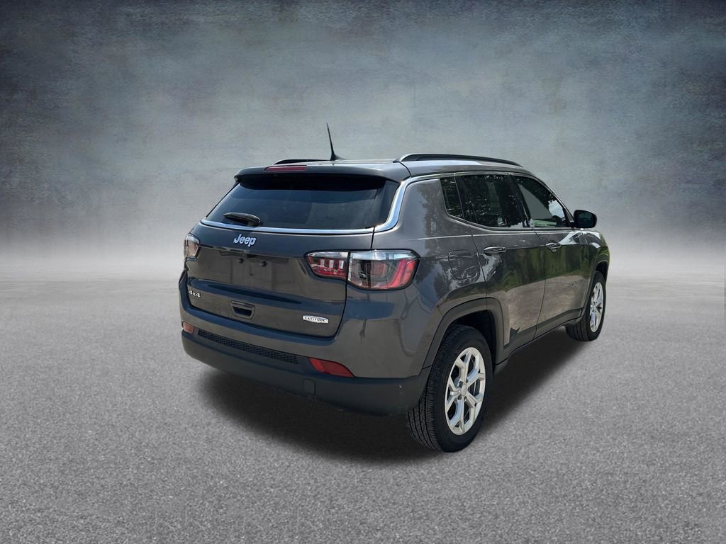 Used 2024 Jeep Compass Latitude AWD/4WD image 5