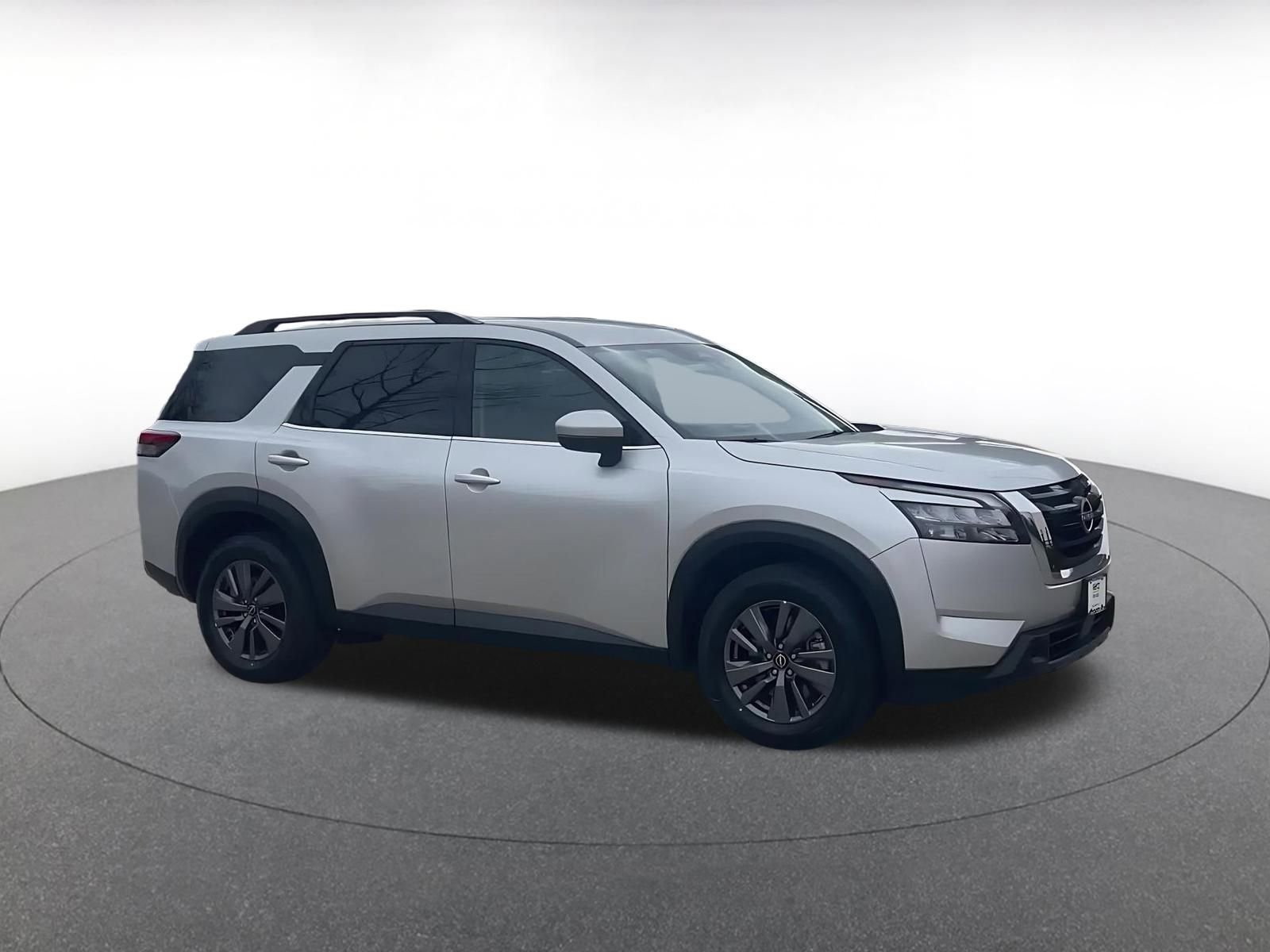Used 2025 Nissan Pathfinder SV image 2