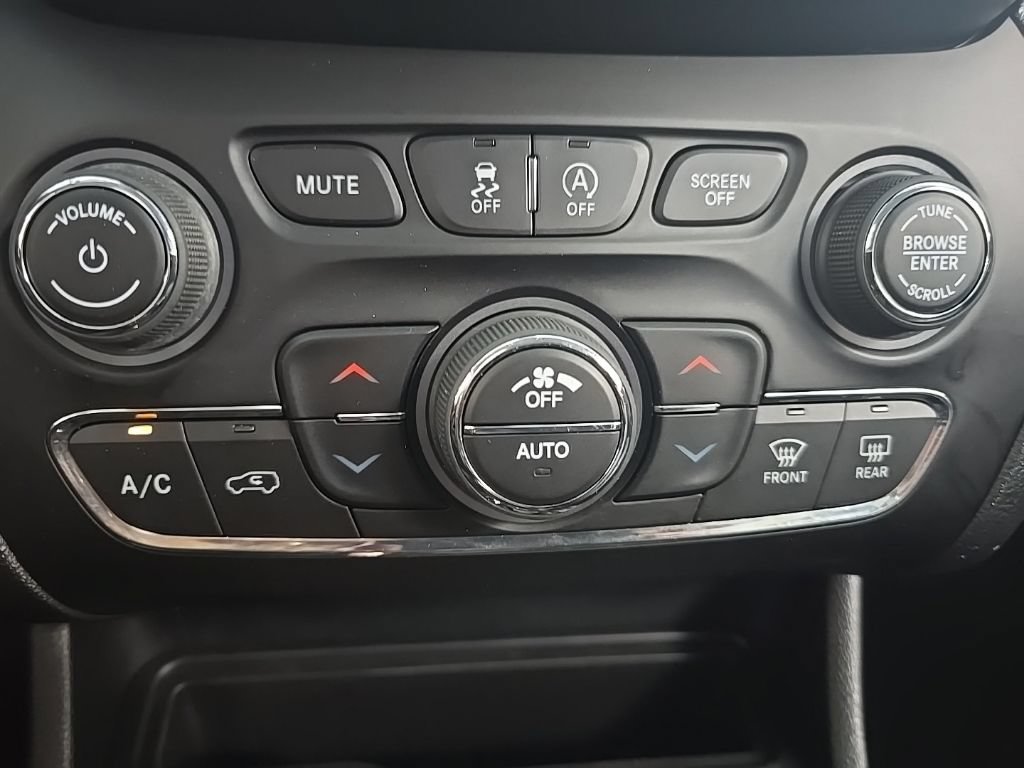 Used 2019 Jeep Cherokee Limited AWD/4WD image 24
