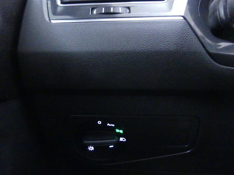 Used 2018 Volkswagen Tiguan S image 19