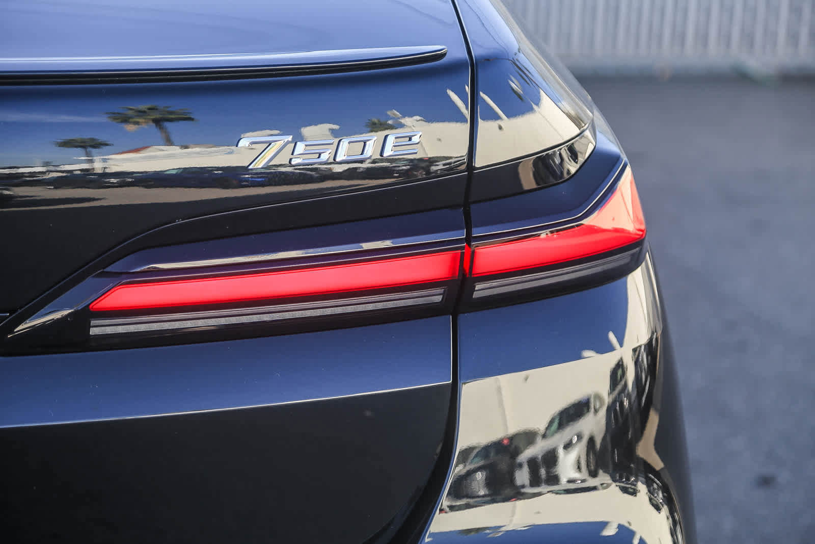 Used 2025 BMW 750e xDrive w/ Premium Package image 7