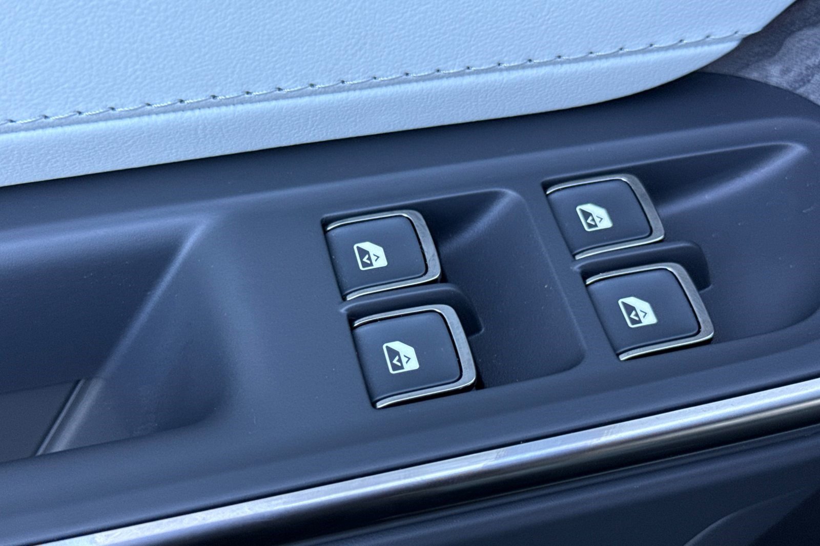 Used 2025 Rivian R1T Adventure image 13