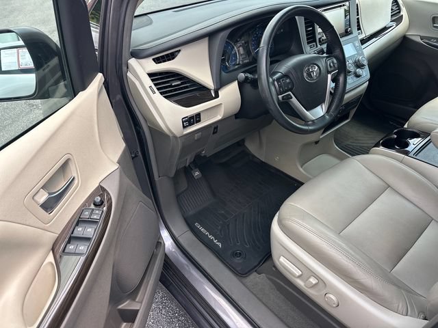 Used 2019 Toyota Sienna XLE w/ XLE Navigation Package FWD image 9