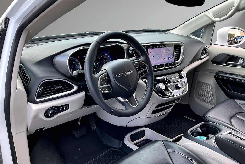 Used 2022 Chrysler Pacifica Touring-L FWD image 18