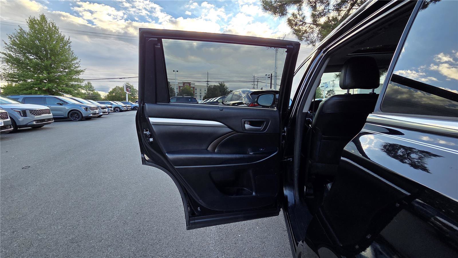 Used 2018 Toyota Highlander XLE AWD/4WD image 49