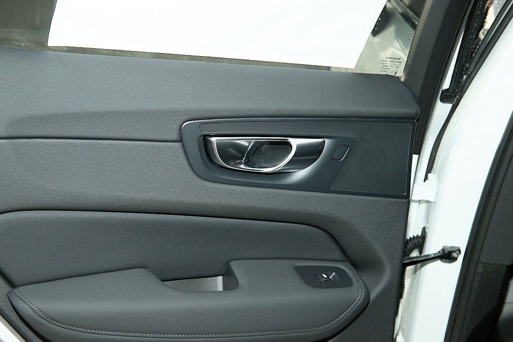 New 2026 Volvo XC60 T8 Ultra w/ Climate Package image 19
