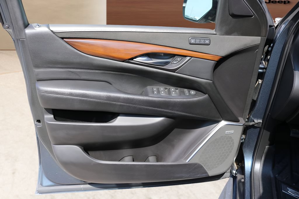 Used 2020 Cadillac Escalade ESV Luxury RWD image 11