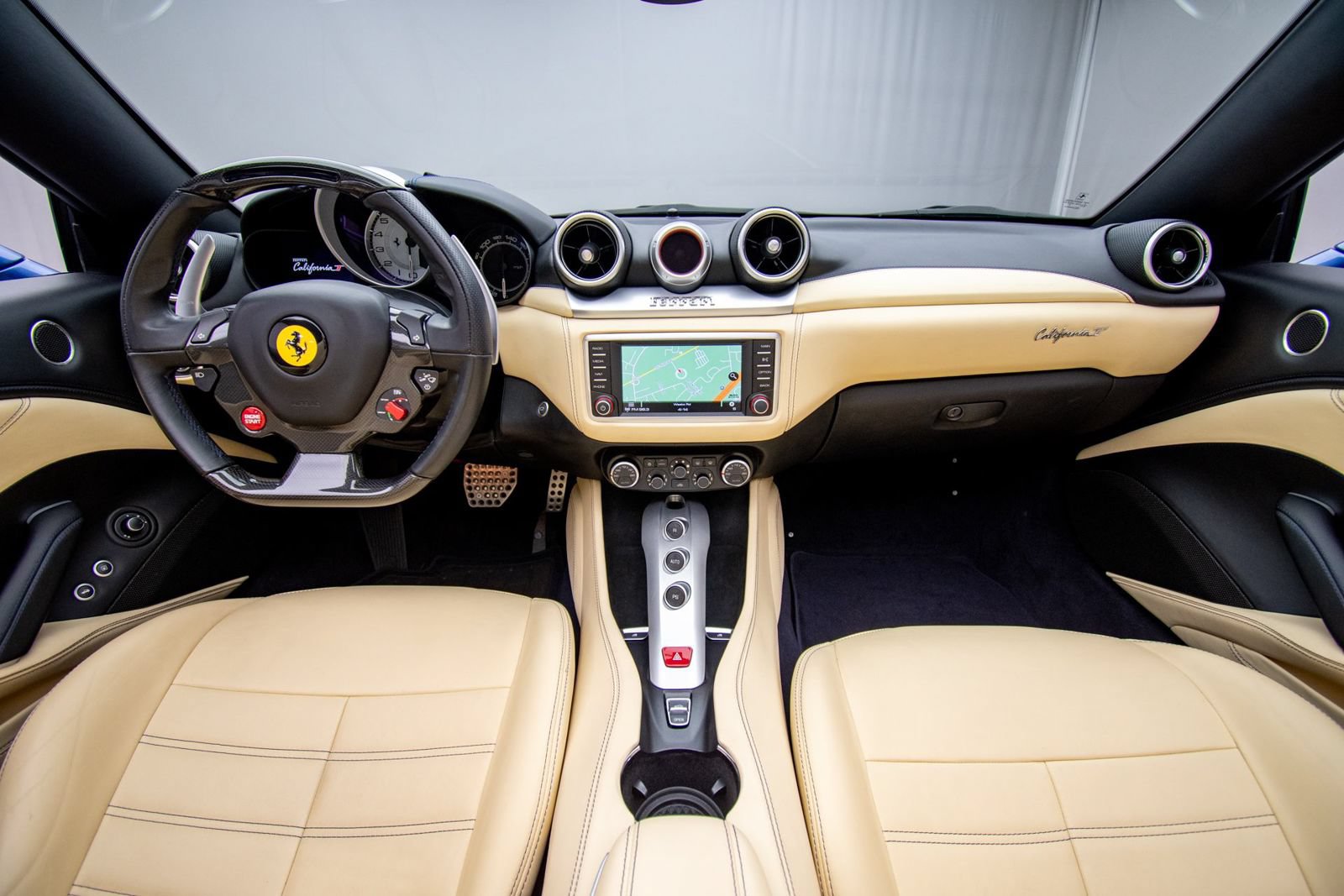 Used 2016 Ferrari California T RWD image 18