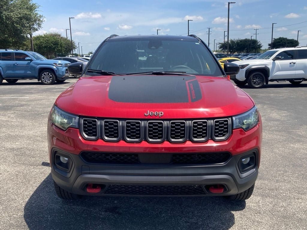 Used 2025 Jeep Compass Trailhawk AWD/4WD image 2
