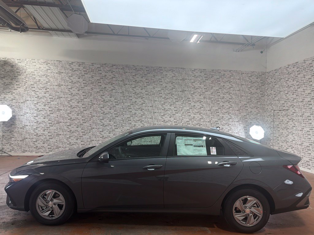 New 2026 Hyundai Elantra SE FWD image 4