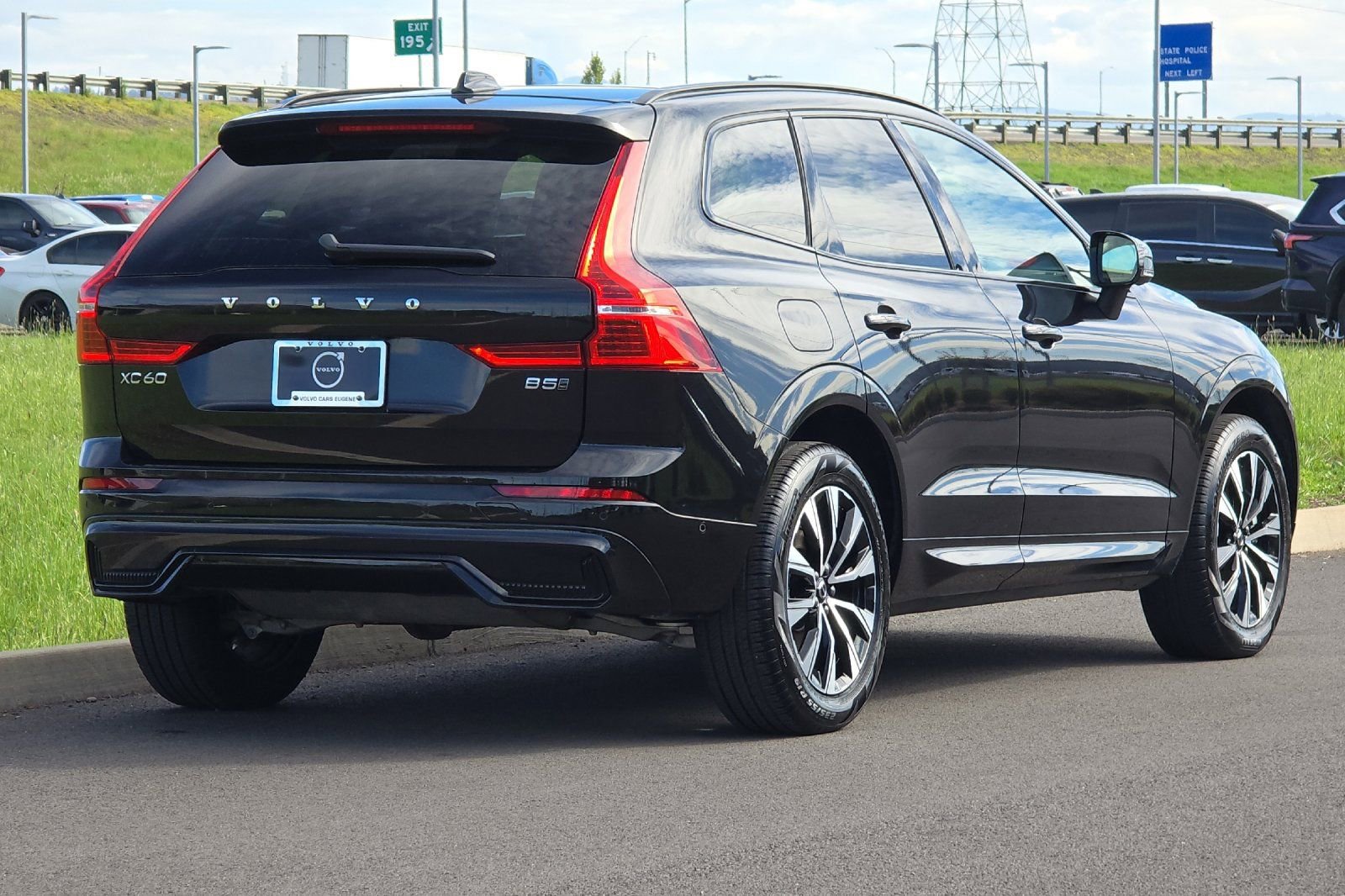 Used 2025 Volvo XC60 B5 Plus image 3