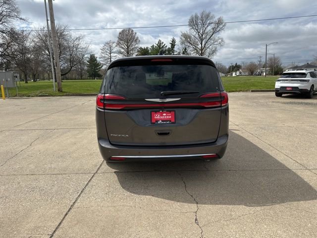 Used 2023 Chrysler Pacifica Touring-L FWD image 4