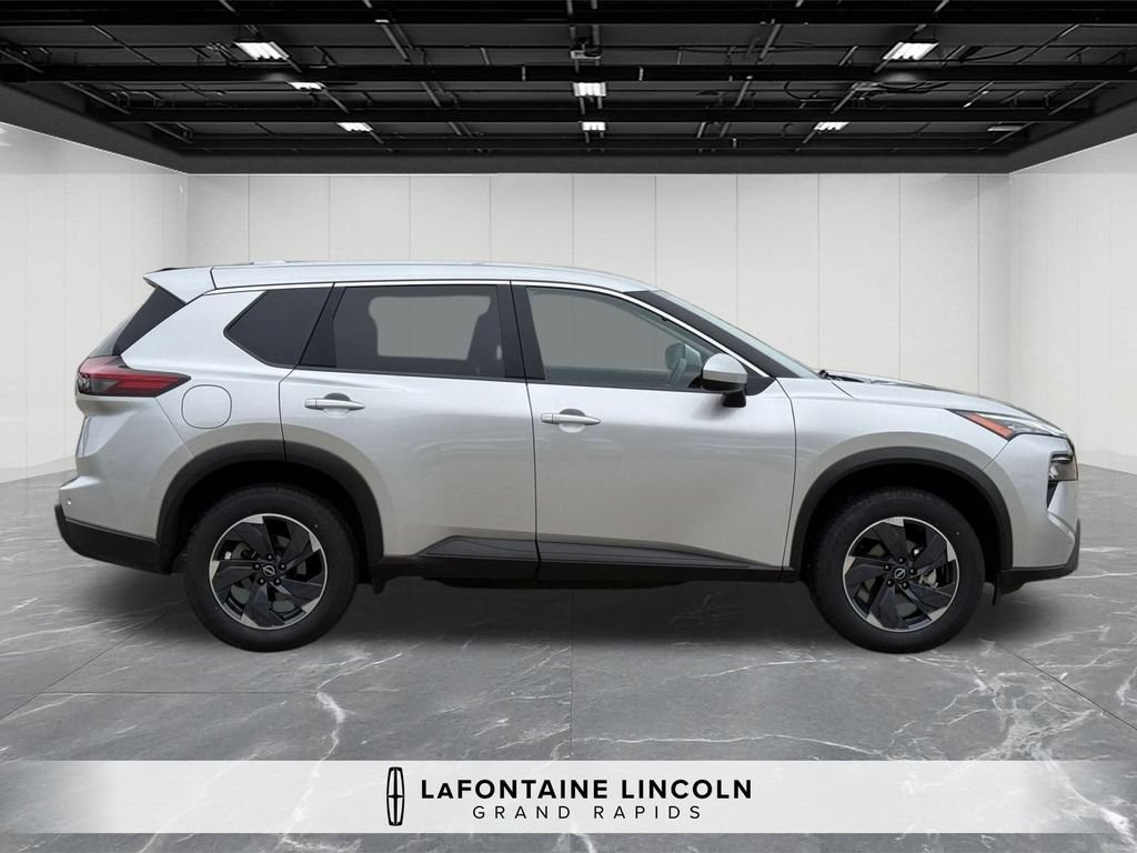 Used 2025 Nissan Rogue SV AWD/4WD image 6