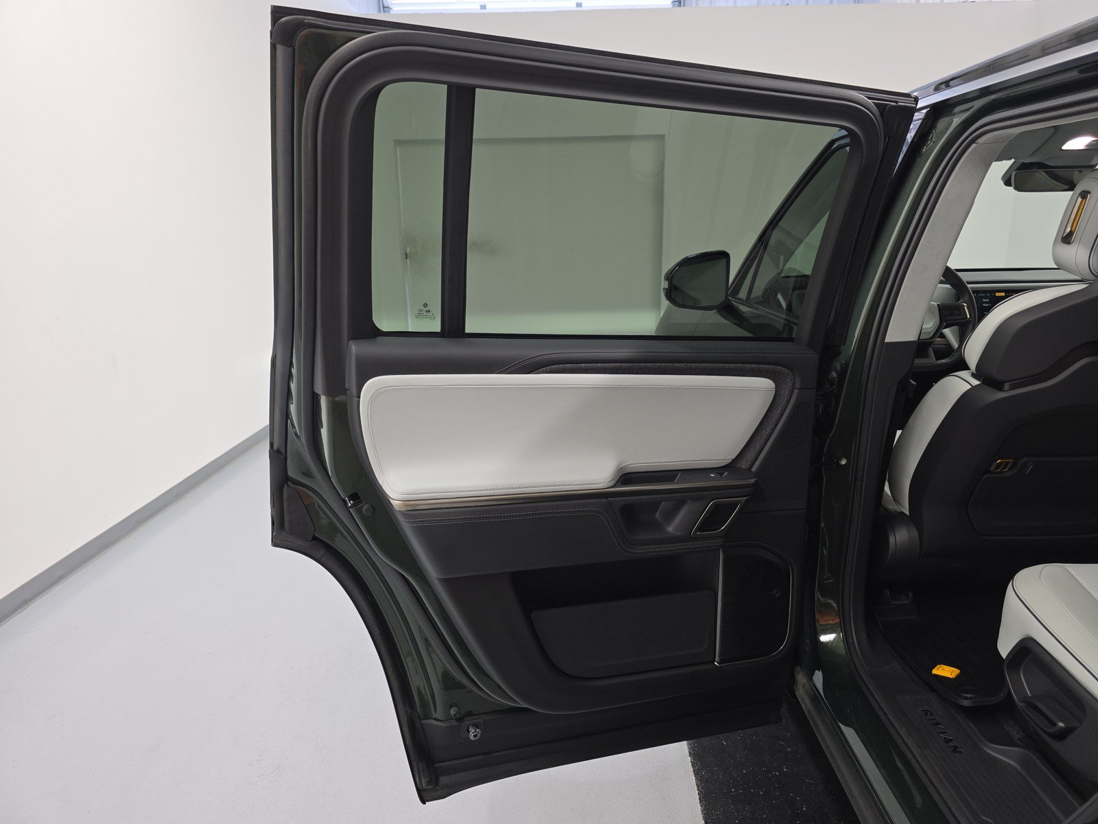 Used 2024 Rivian R1S Adventure AWD/4WD image 17