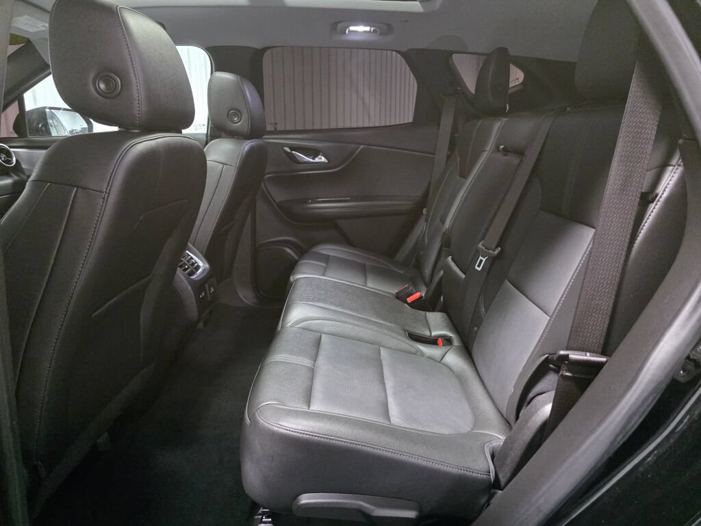 Used 2021 Chevrolet Blazer LT w/ Sound & Technology Package FWD image 10