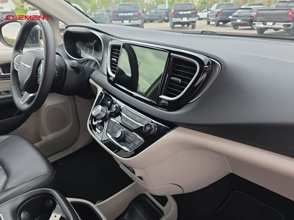 Used 2023 Chrysler Pacifica Touring-L image 33