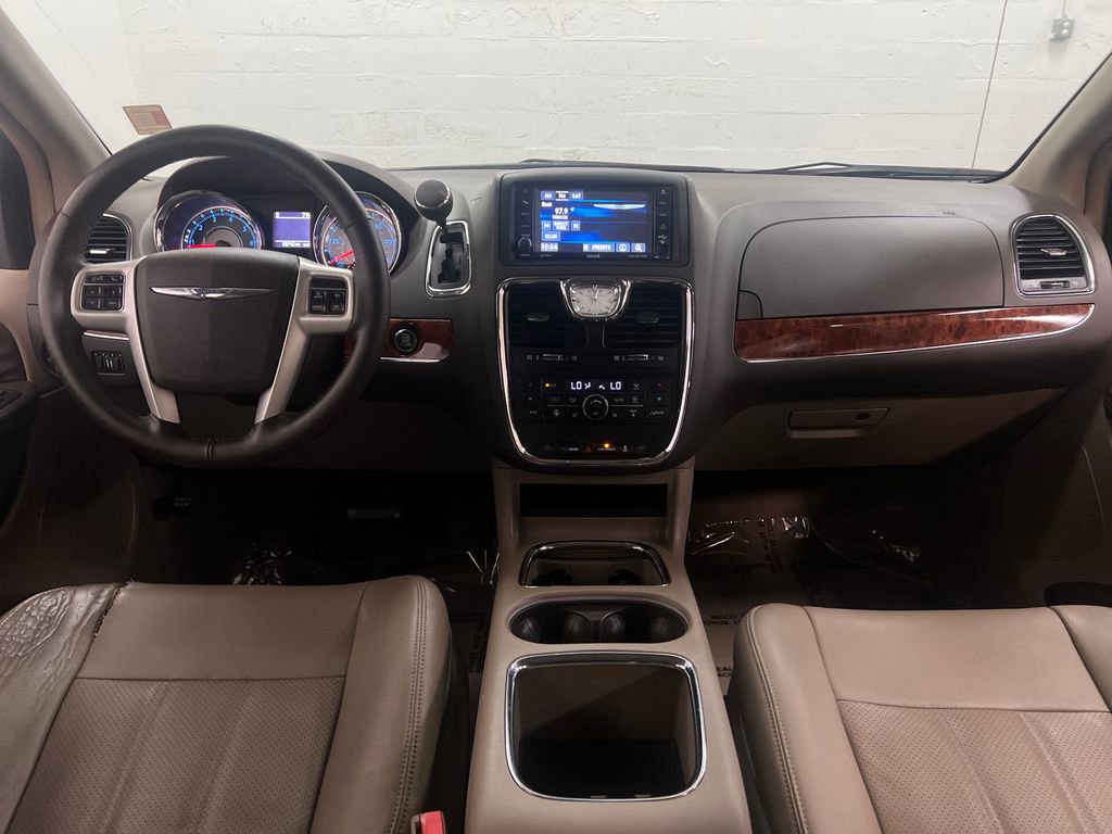 Used 2014 Chrysler Town & Country Touring-L w/ Driver Convenience Group FWD image 13
