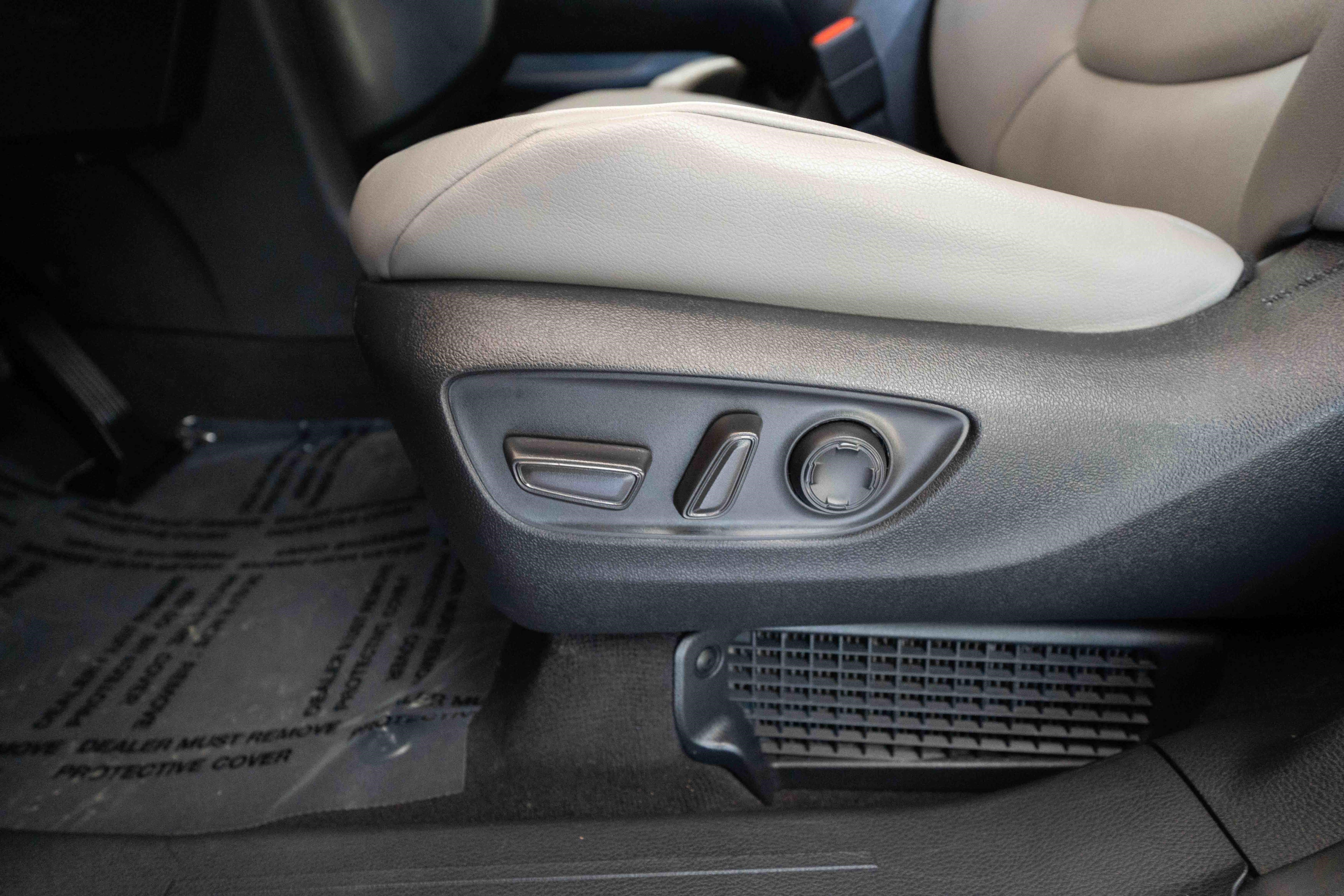 Used 2025 Toyota Sienna XLE FWD image 12