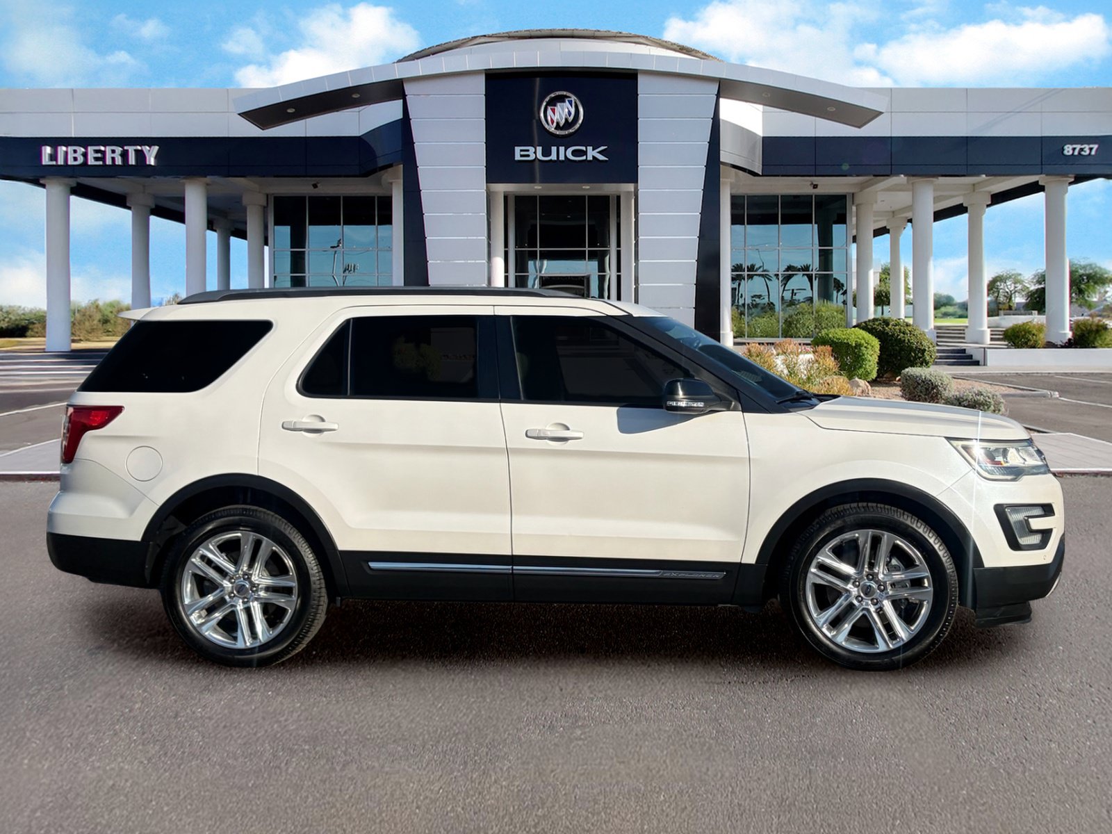 Used 2017 Ford Explorer XLT w/ Equipment Group 202A FWD image 3