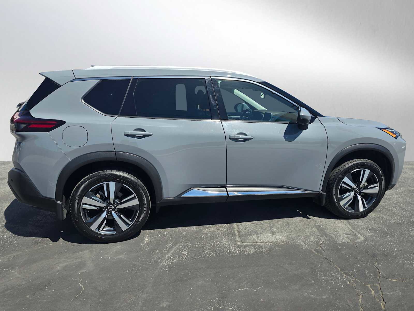 Used 2023 Nissan Rogue SL image 2