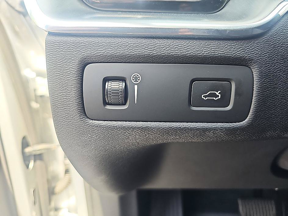 Used 2019 Volvo XC60 T5 Momentum w/ Multimedia Package FWD image 14