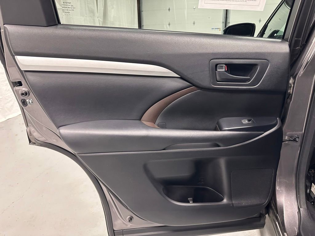 Used 2018 Toyota Highlander Plus w/ Carpet Mat Package (TMS) AWD/4WD image 36