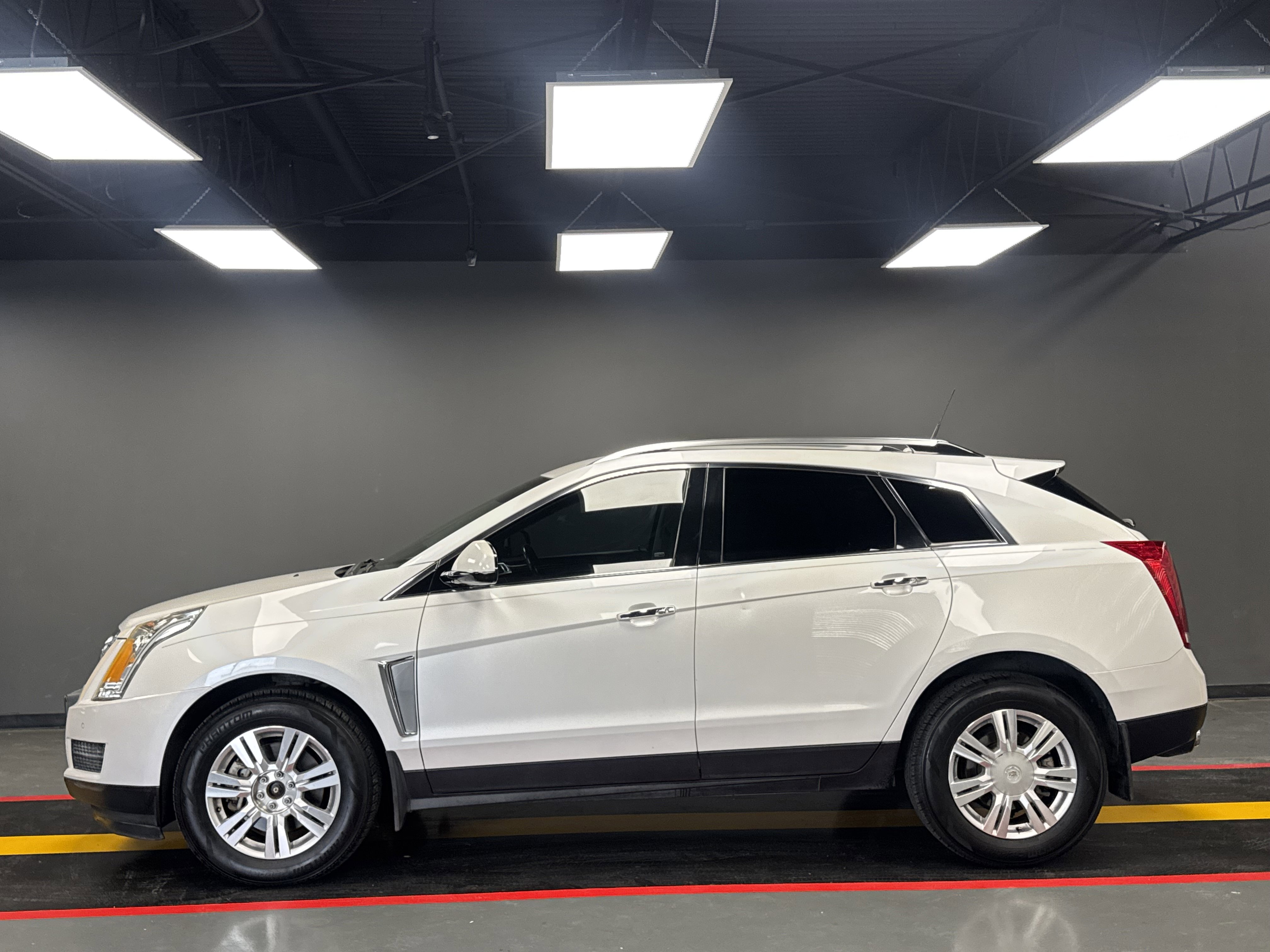 Used 2014 Cadillac SRX Luxury w/ Driver Awareness Package FWD image 3