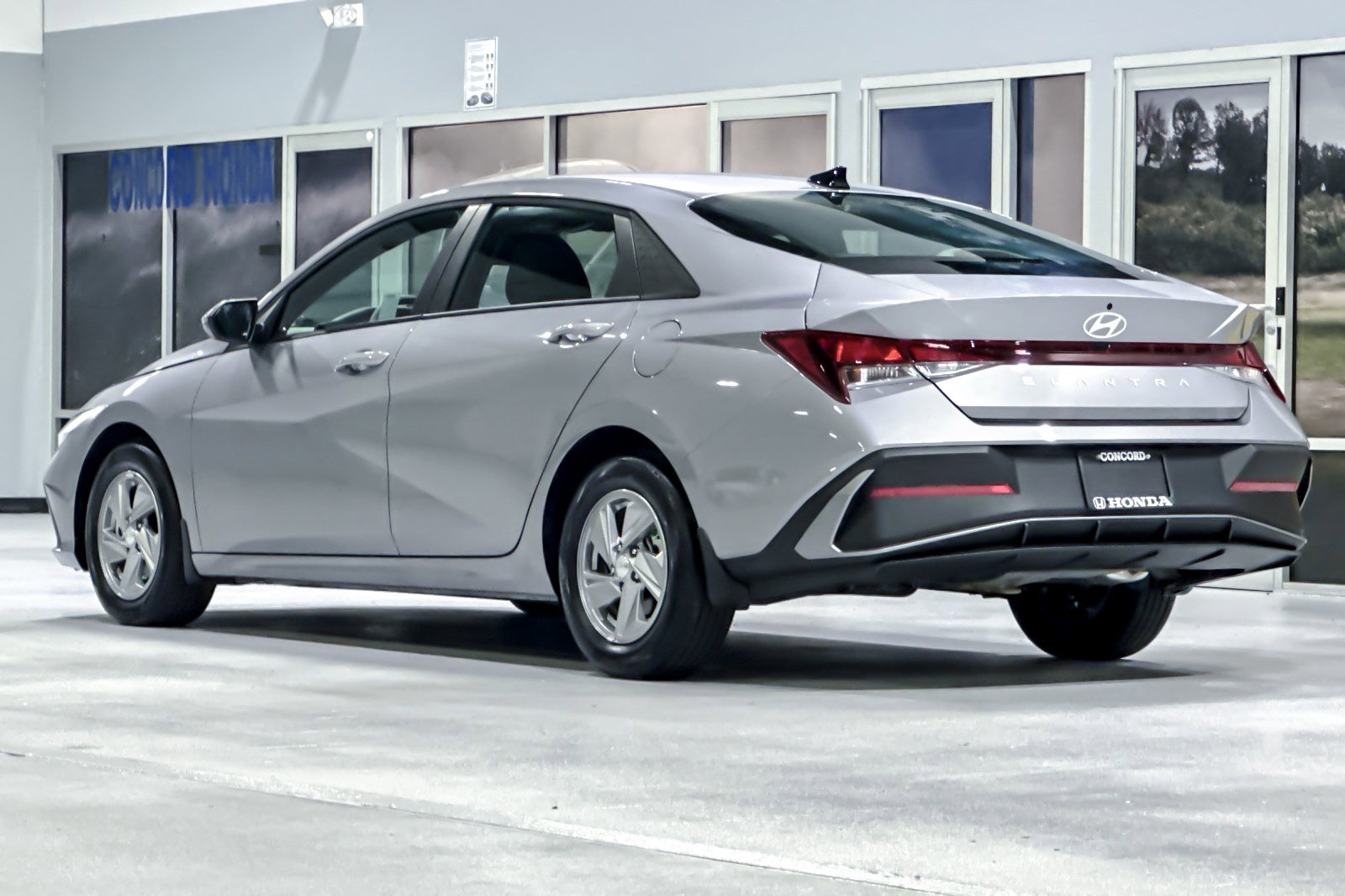 Used 2025 Hyundai Elantra SE FWD image 3