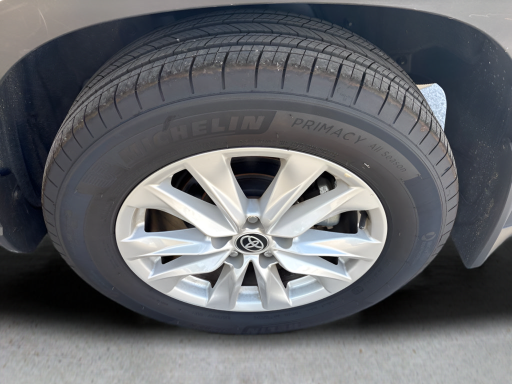 Used 2023 Toyota Corolla Cross LE AWD/4WD image 17