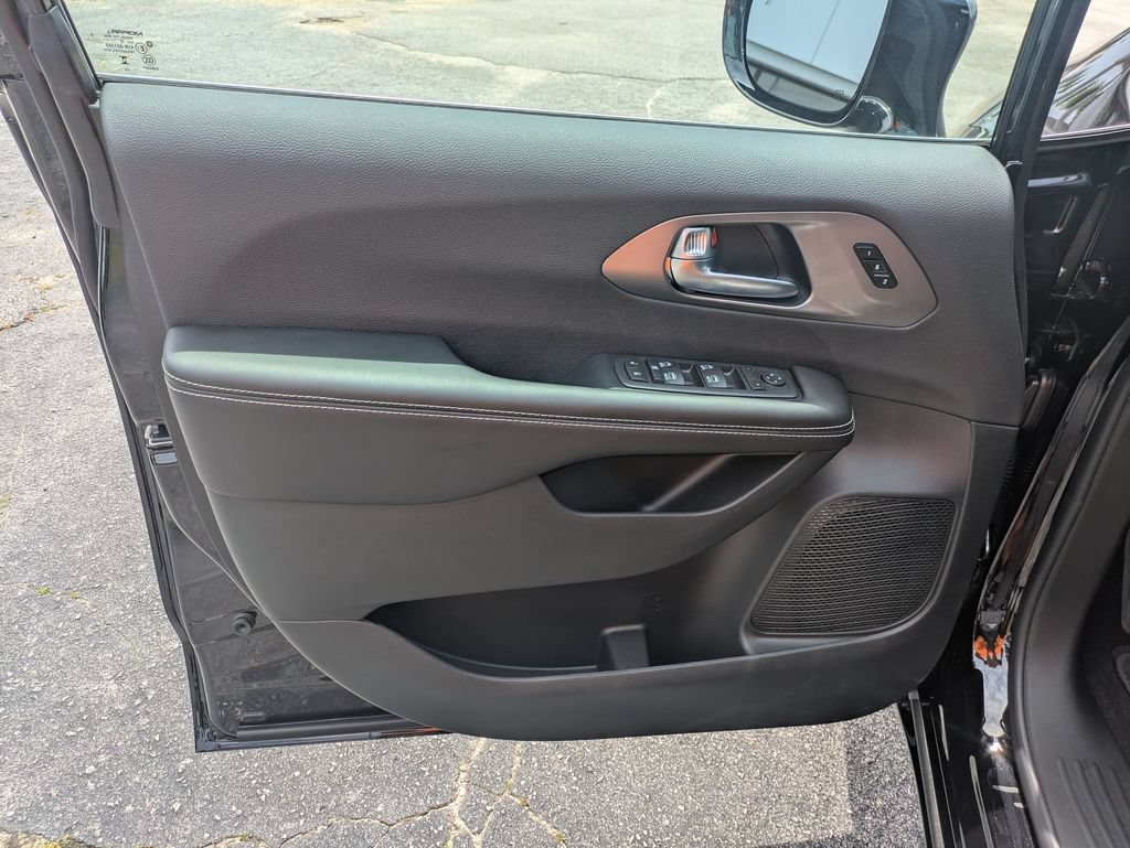 New 2027 Chrysler Pacifica Select FWD image 11