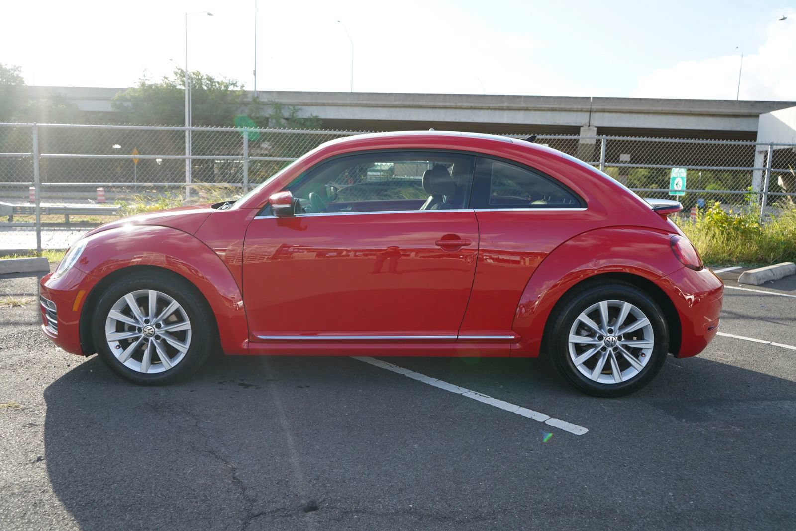 Used 2019 Volkswagen Beetle 2.0T SE FWD image 2
