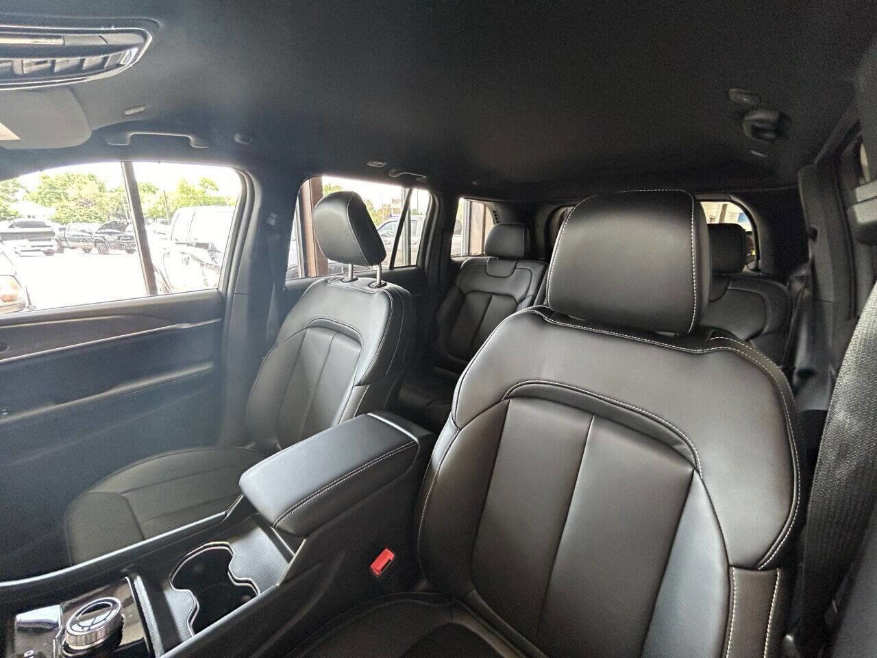 New 2024 Jeep Grand Cherokee Limited w/ Black Appearance Package image 11
