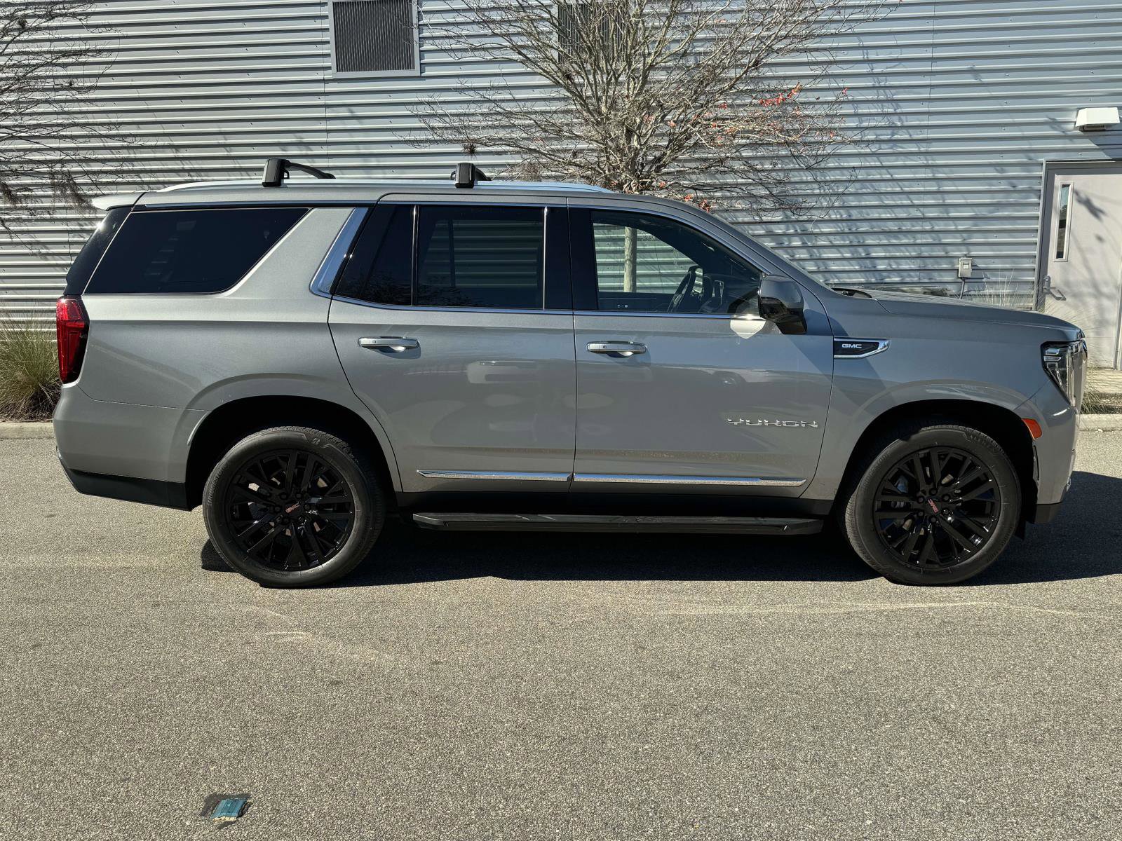 Used 2023 GMC Yukon SLT w/ SLT Luxury Package image 5