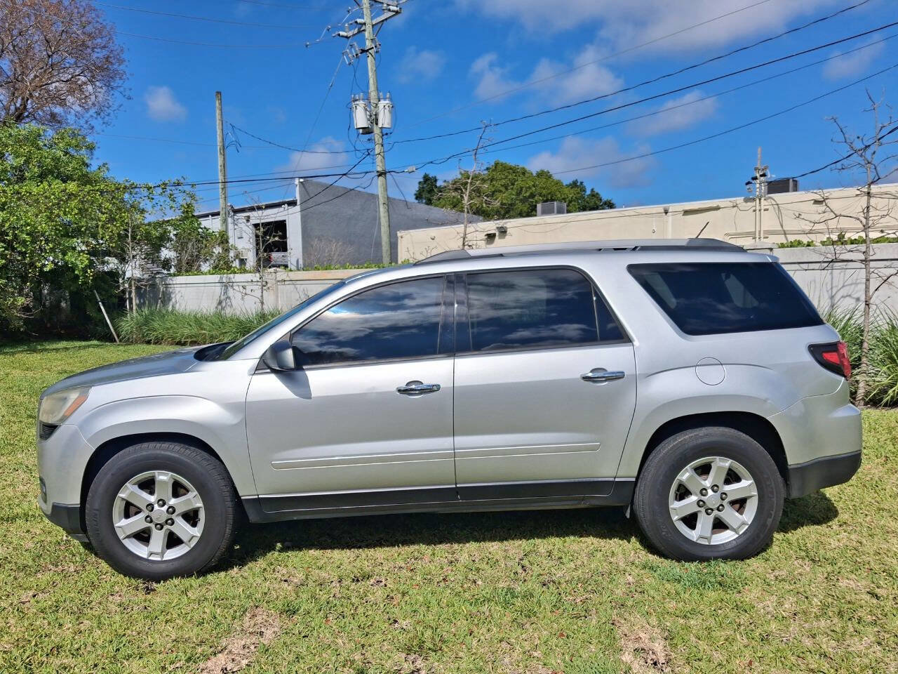 Used 2013 GMC Acadia SLE image 1