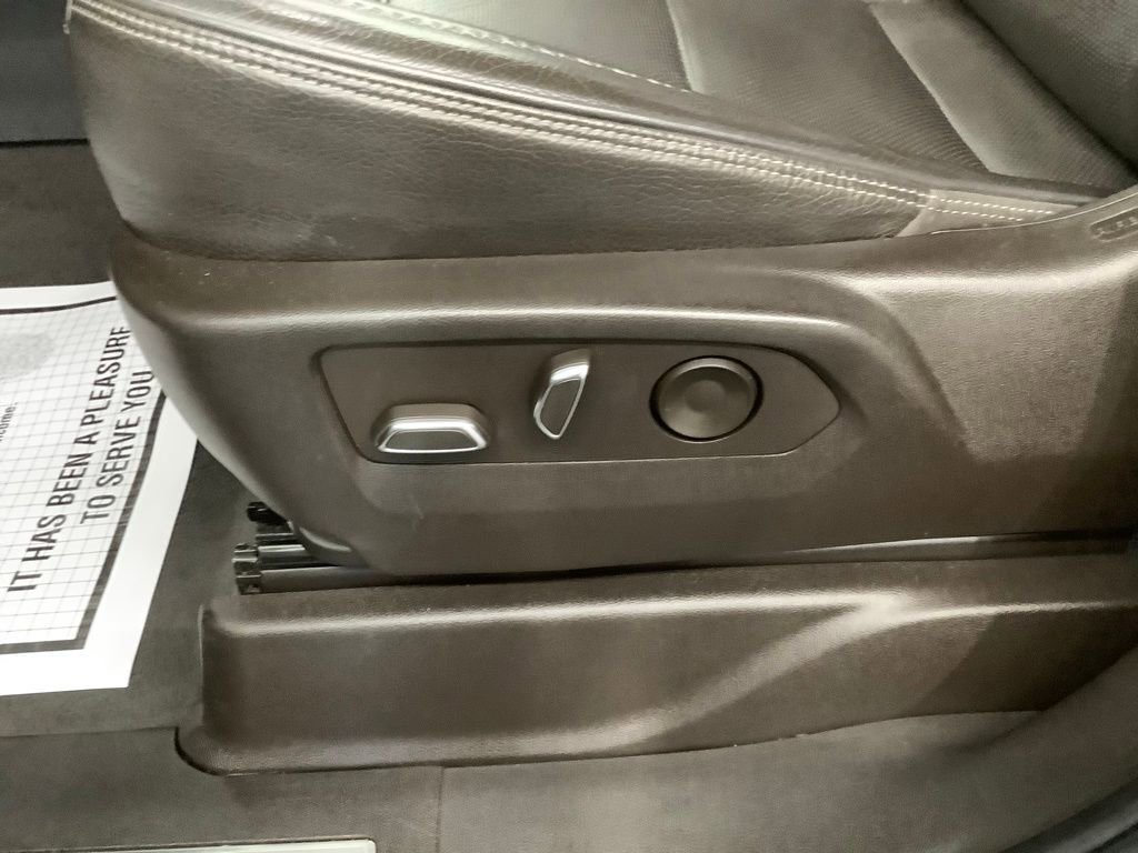 Used 2022 GMC Yukon XL Denali w/ Denali Premium Package AWD/4WD image 10