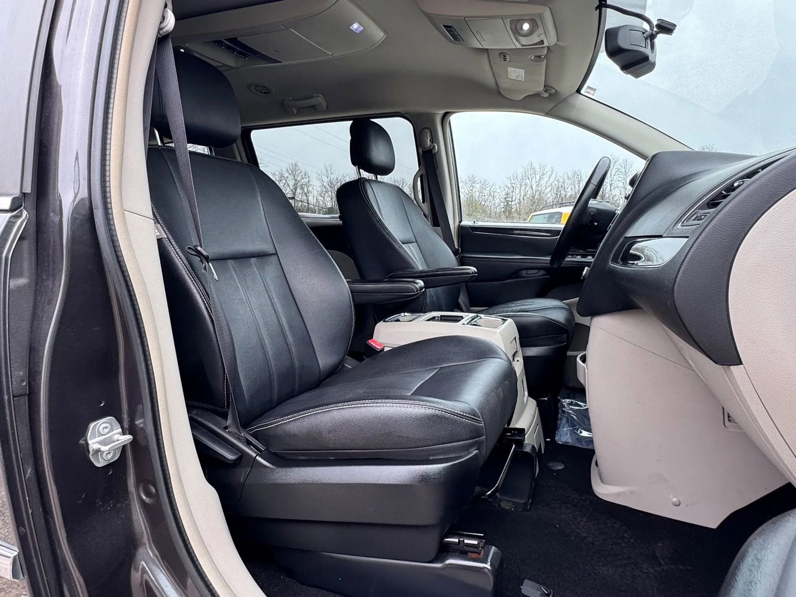 Used 2016 Chrysler Town & Country Touring w/ Driver Convenience Group FWD image 23