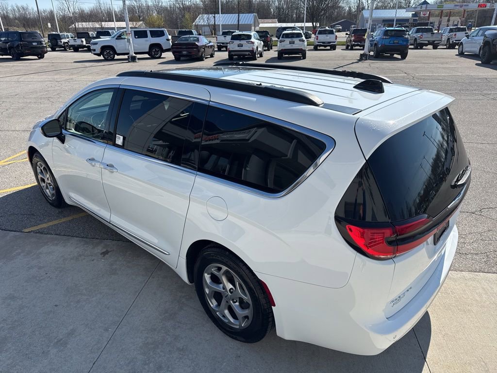 Used 2023 Chrysler Pacifica Limited image 9