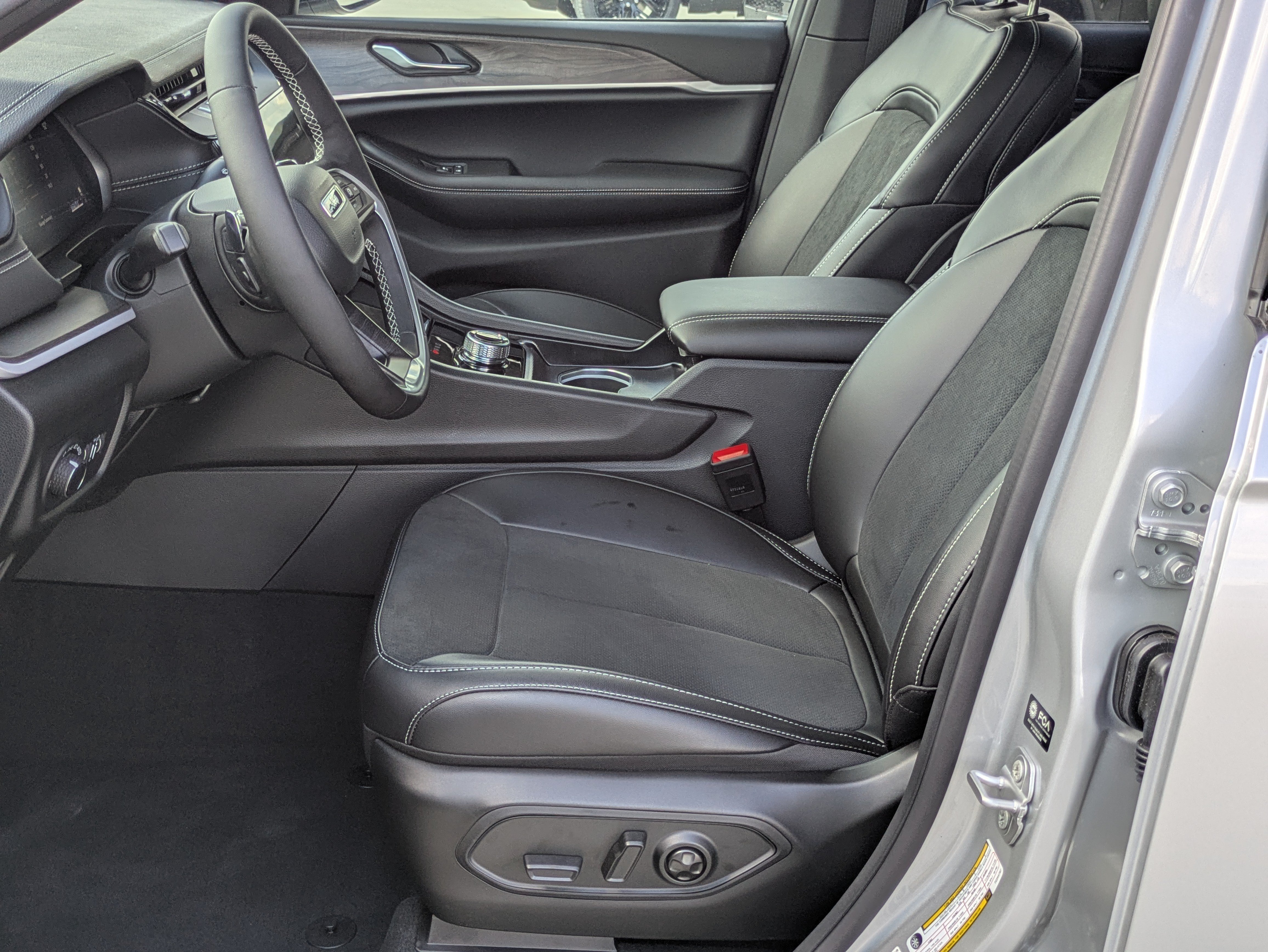 New 2026 Jeep Grand Cherokee Altitude RWD image 10