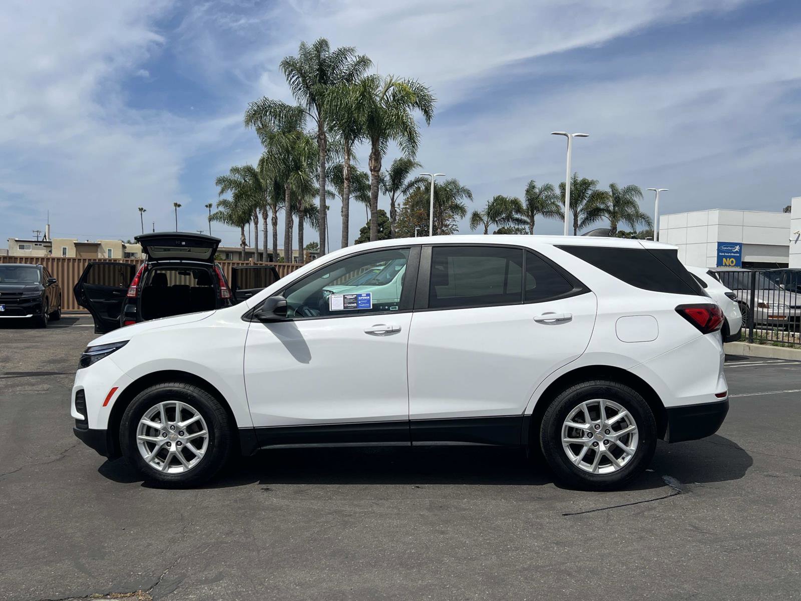 Used 2023 Chevrolet Equinox LS w/ LS Convenience Package FWD image 2