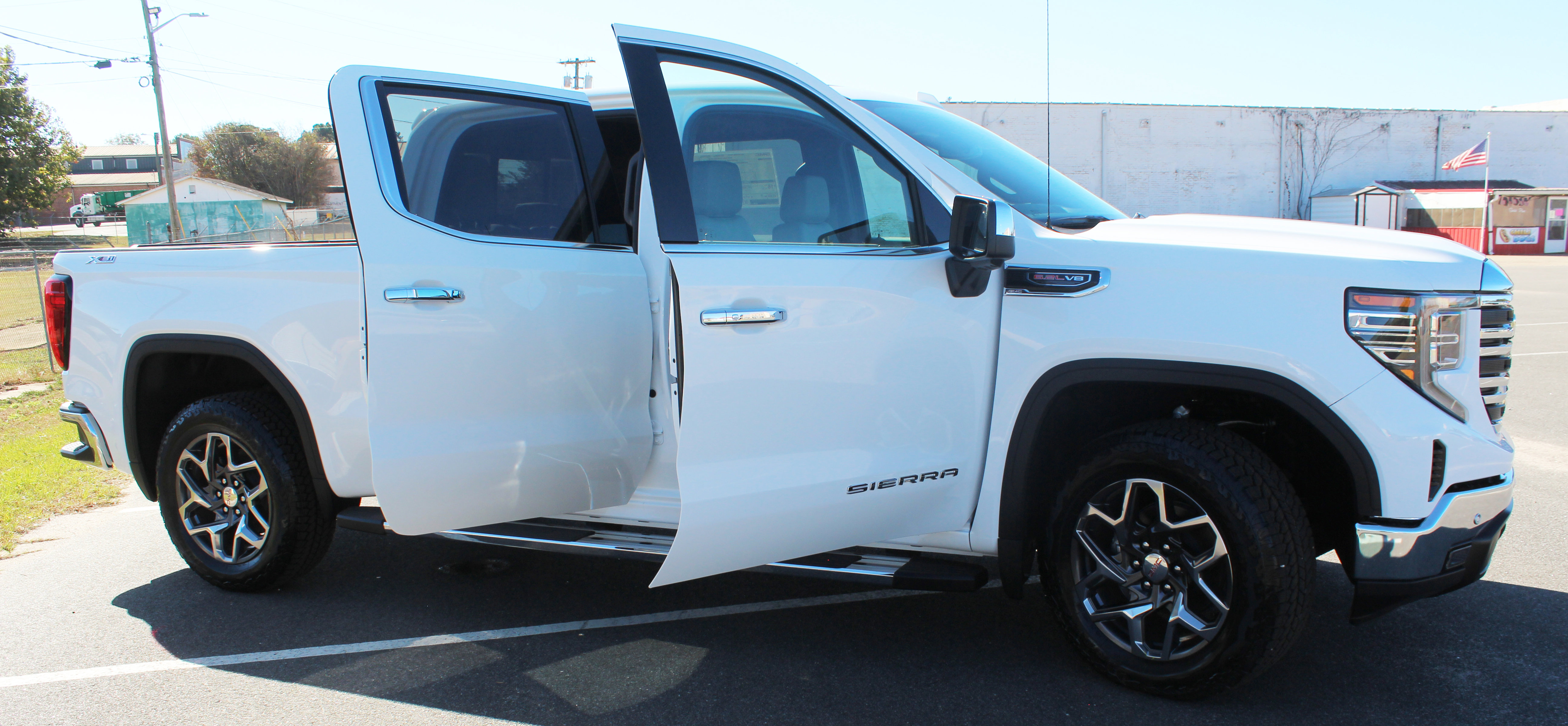 New 2026 GMC Sierra 1500 SLT image 14