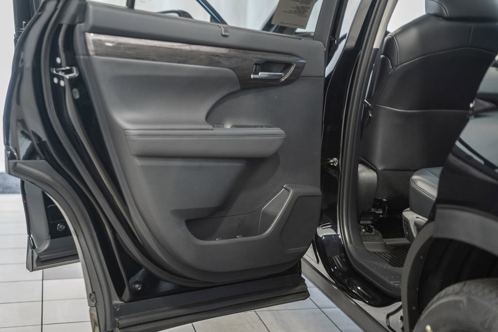 New 2026 Toyota Highlander Platinum image 42