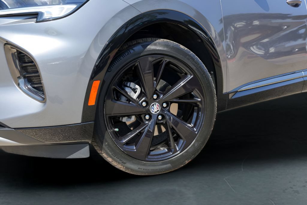 Used 2022 Buick Envision Essence w/ Sport Touring Package FWD image 4