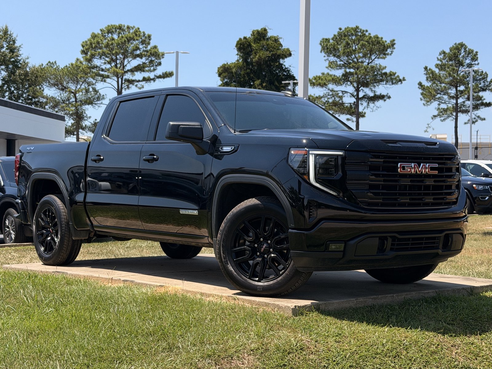Used 2024 GMC Sierra 1500 Elevation AWD/4WD image 2