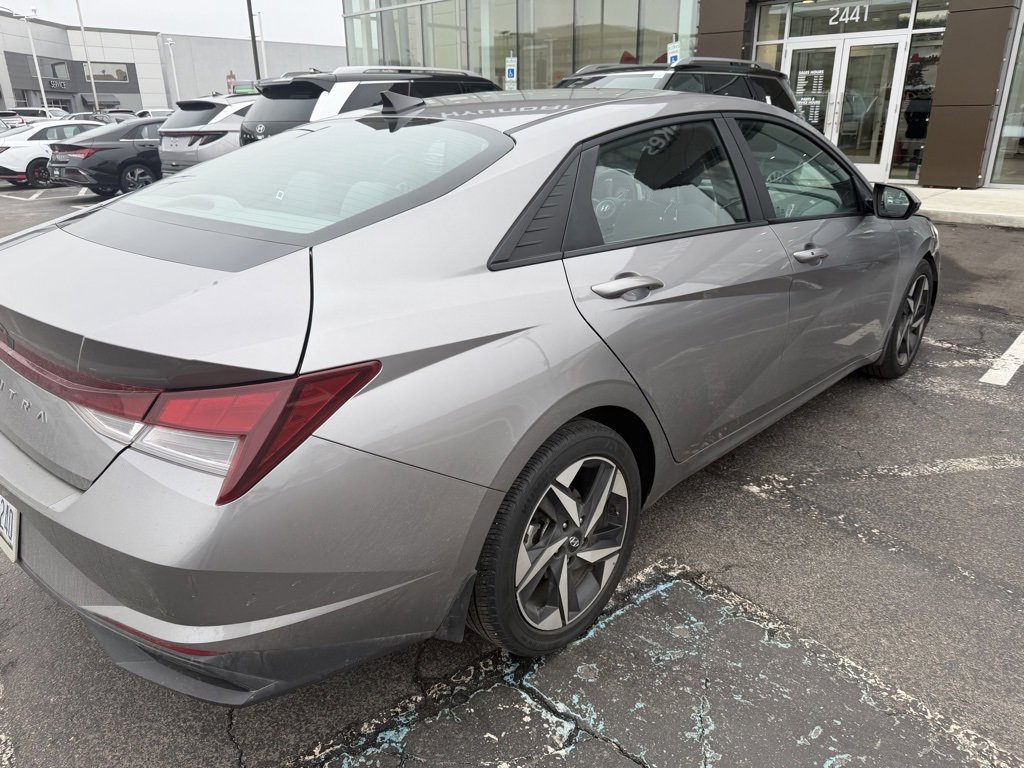 Used 2023 Hyundai Elantra SEL w/ Convenience Package image 3