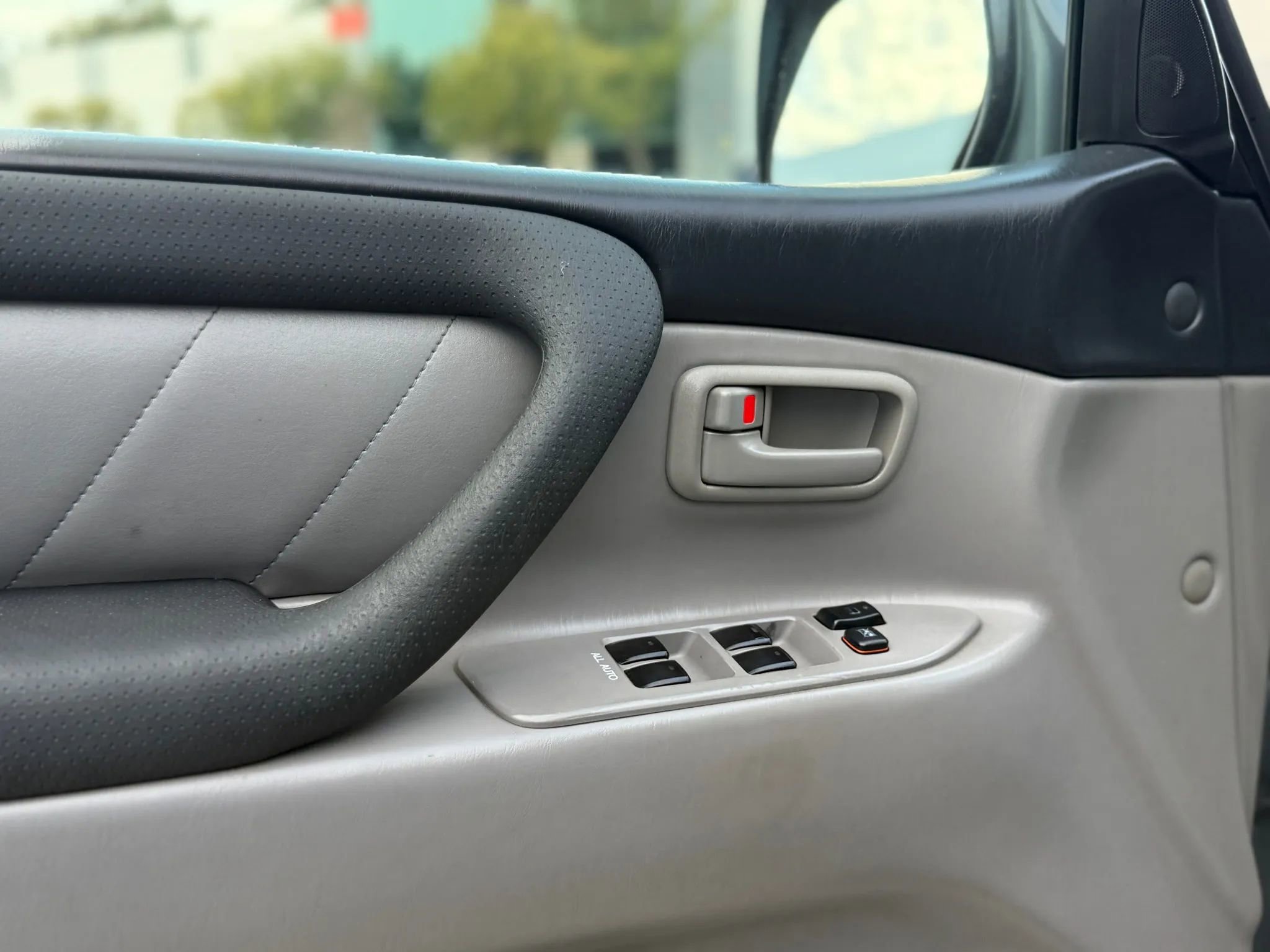 Used 2004 Toyota Land Cruiser image 20