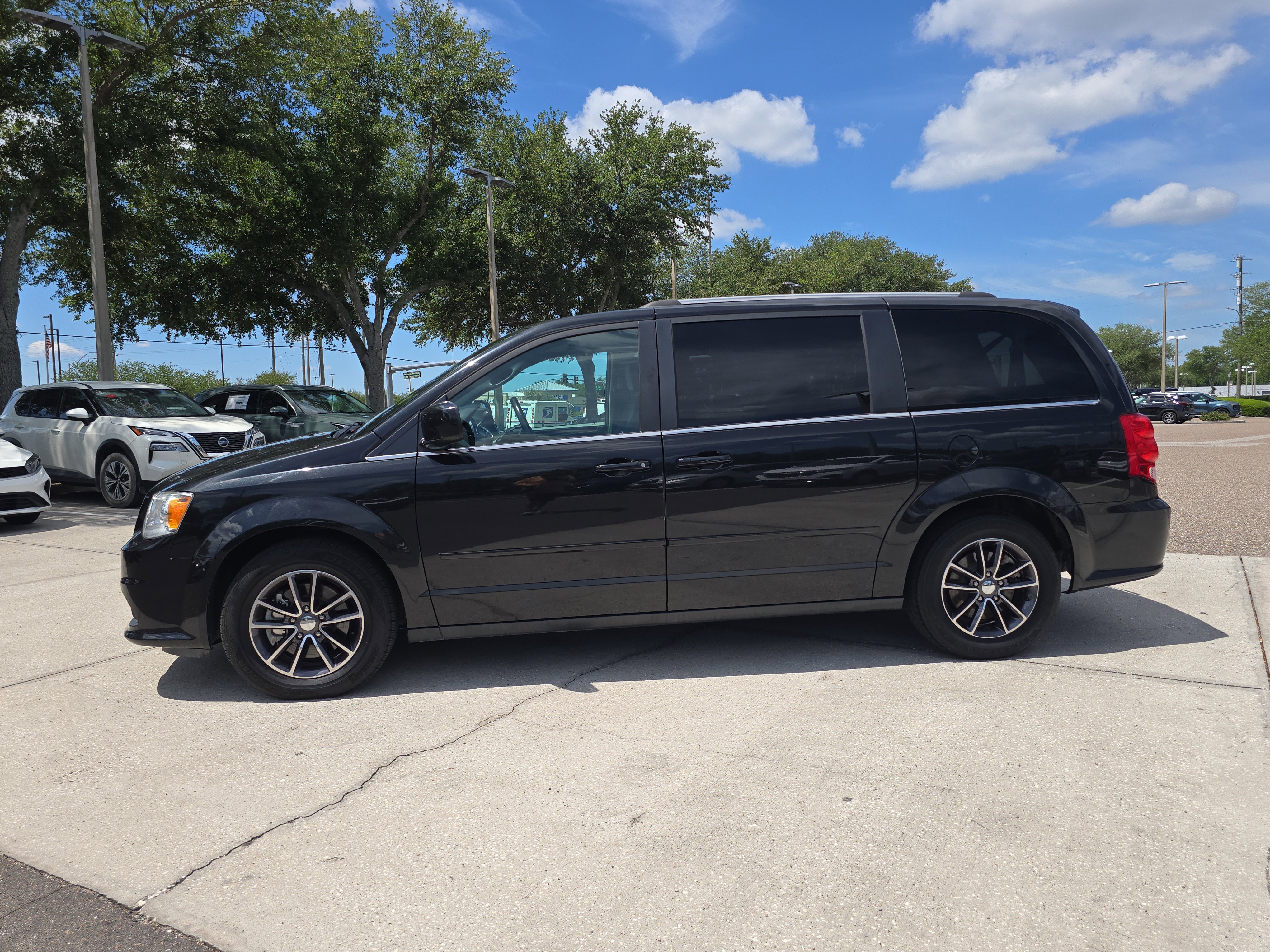 Used 2017 Dodge Grand Caravan SXT w/ Driver Convenience Group FWD image 5
