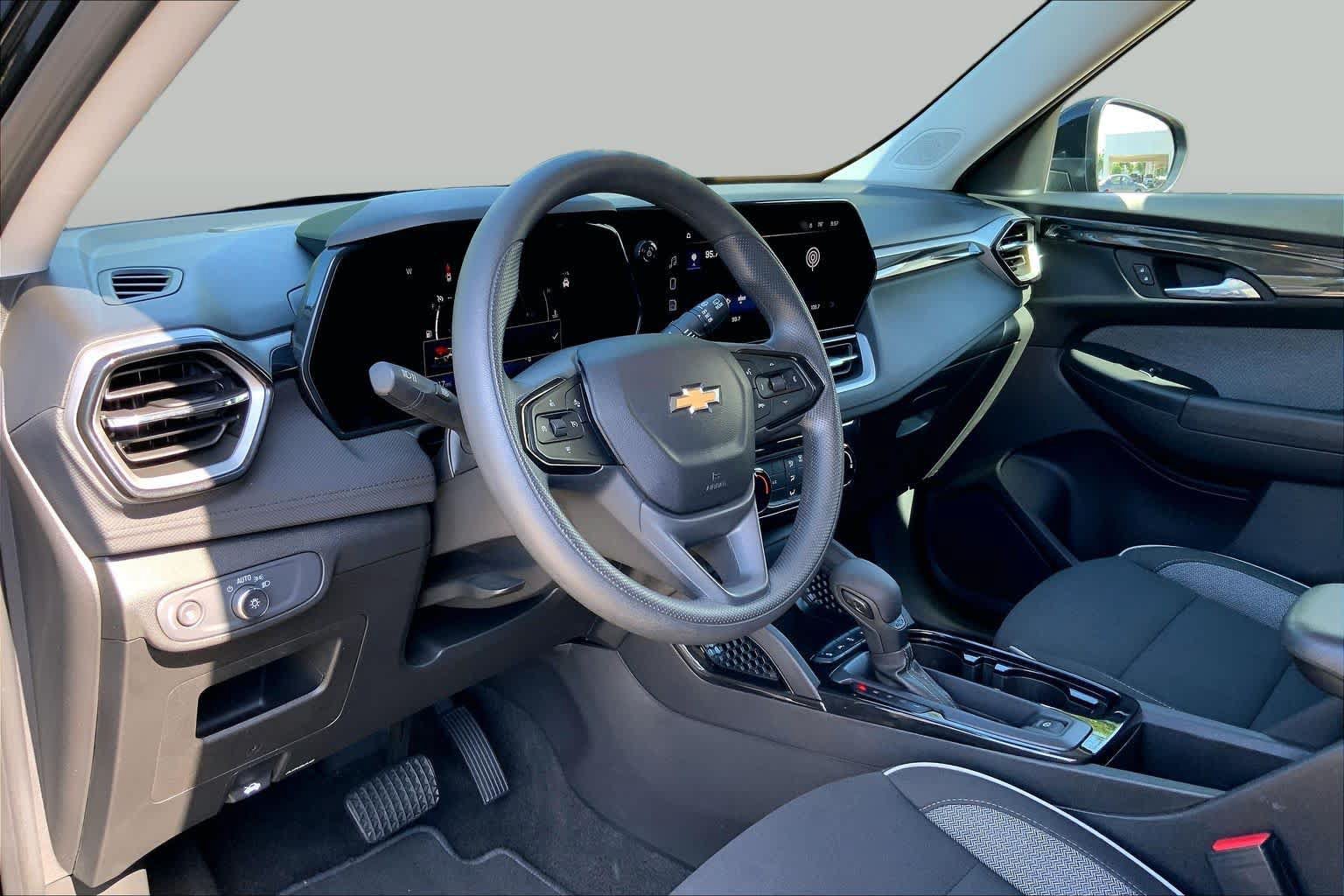 Used 2025 Chevrolet TrailBlazer LT FWD image 17